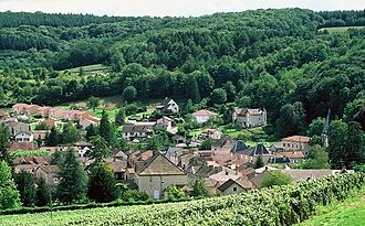 1 330px Le bourg de Lugny