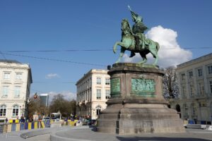 Godefroid de Bouillon, le chevalier qui domine la Place Royale