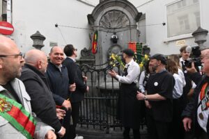 Manneken Pis fête le Poechenellekelder en fanfare et géants