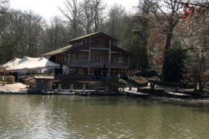 Un coin d’évasion au cœur de Bruxelles : le Chalet Robinson, perle verte sur l’eau
