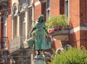 La Barrière de Saint-Gilles tourne une page : la Porteuse d’eau descend de son piédestal