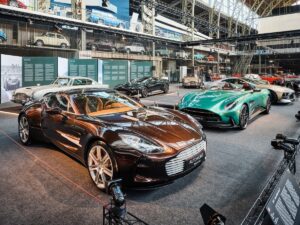 Autoworld Brussels présente ASTON MARTIN – ELEGANCE IN MOTION