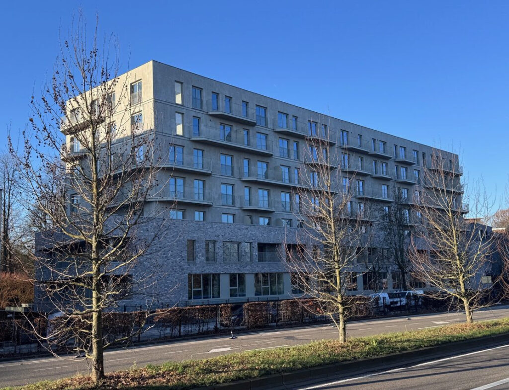 Dun immeuble de brureaux a des appartements a Evere