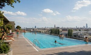 Bruxelles va enfin avoir une incroyable piscine en plein air sur un toit