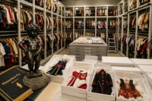 Manneken-Pis : 1.200 costumes déménagés vers le Musée Mode & Dentelle à Bruxelles