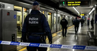 Un suspect arme dun AK 47 toujours en fuite apres une fusillade dans le metro