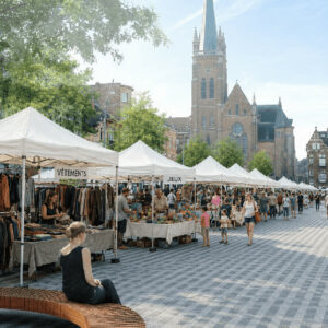 Une braderie des commerçants sur la place Reine Astrid à Jette