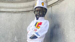Manneken-Pis : son nouveau costume de frituriste célèbre la frite belge et enrichit une collection de plus de 1.200 tenues