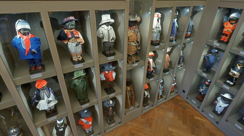 1 expo des costumes de manneken pis