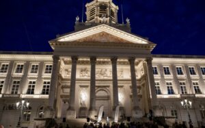 La place Royale plus illuminée dans le quartier des musées à Bruxelles
