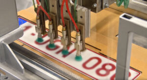 Produire et livrer les plaques d’immatriculation : contrat prolongé de 5 ans pour Bpost